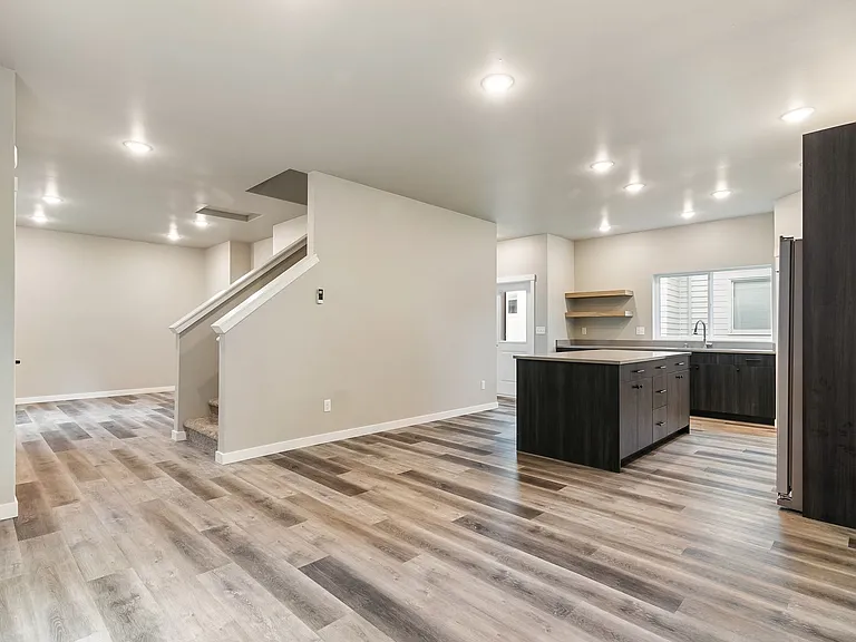 627 E St — Photo 2