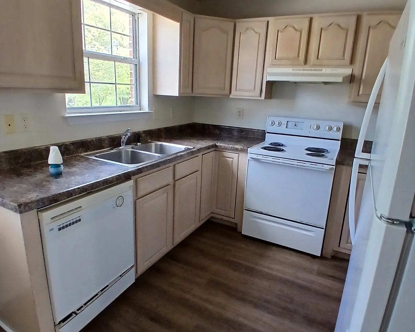 2 bed, 1.5 bath, $1,100 — Photo 3