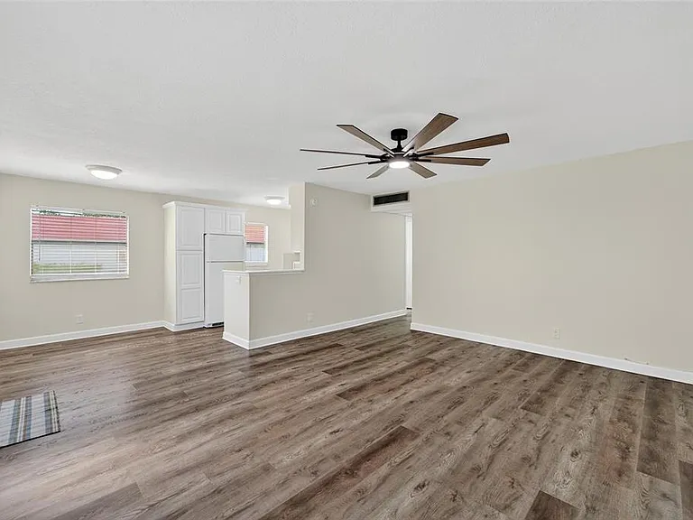 1802 Bedford Ln #12 — Photo 3
