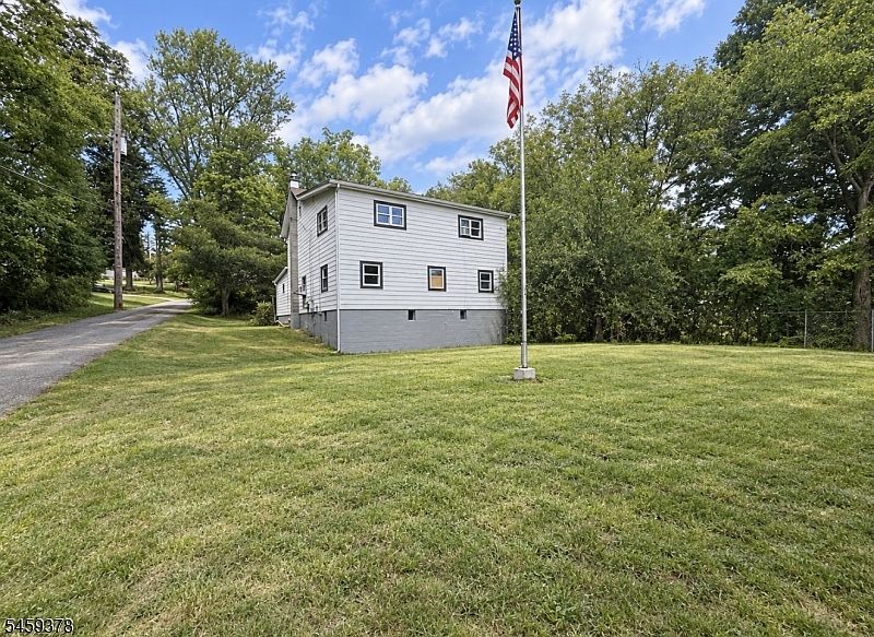 1st image of 4 Robin Hill Ln
