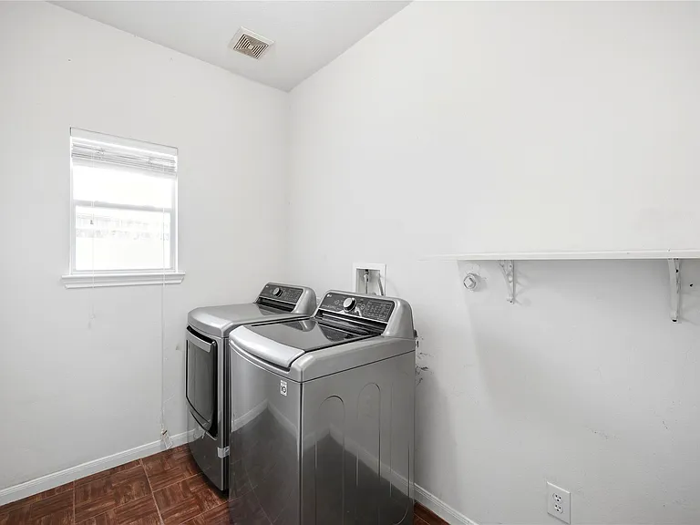 1707 N Highlands Xing — Photo 36