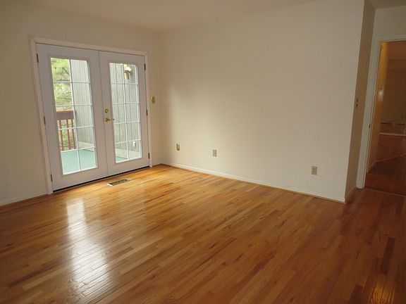3rd image of 304 Hickory Blf