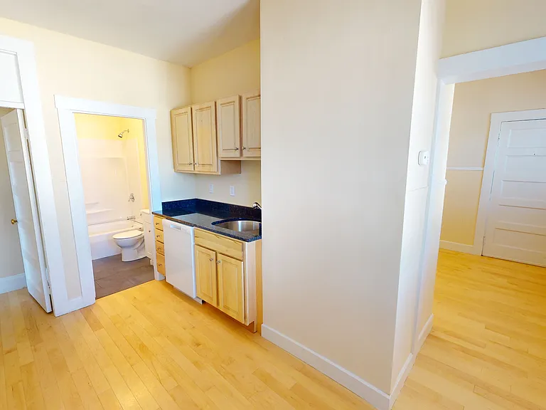 243 Belmont St #3R — Photo 2