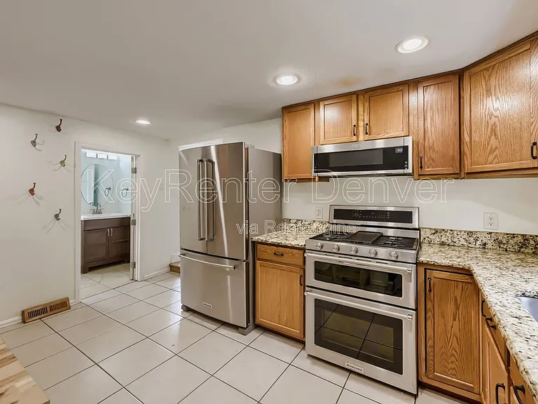 4870 Beach Ct — Photo 8