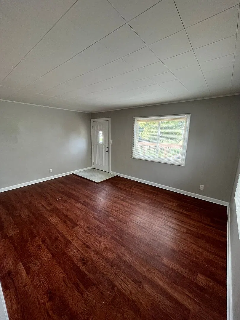 Charming 2-Bedroom Home with Updated Kitchen, Backyard & Garage! — Photo 4