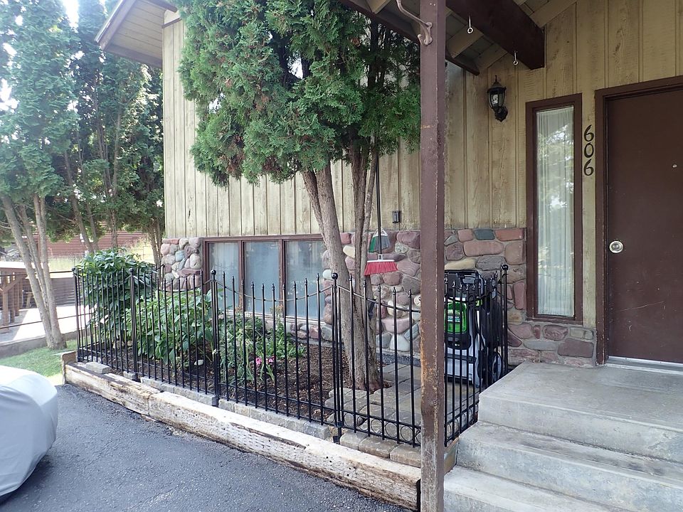 corner unit w parking at door