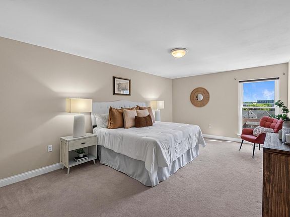 4th image of 1920 N Farwell AVENUE #403
