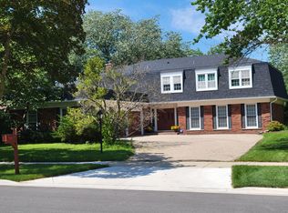 514 Raintree Dr, Glen Ellyn, IL 60137