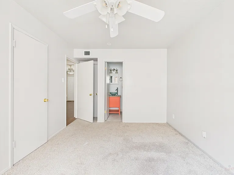 803 W 28th St #202 — Photo 11