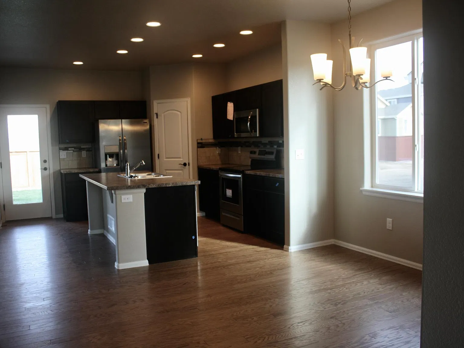 4 bed, 2.5 bath, 2334 sqft, $3,100 — Photo 4