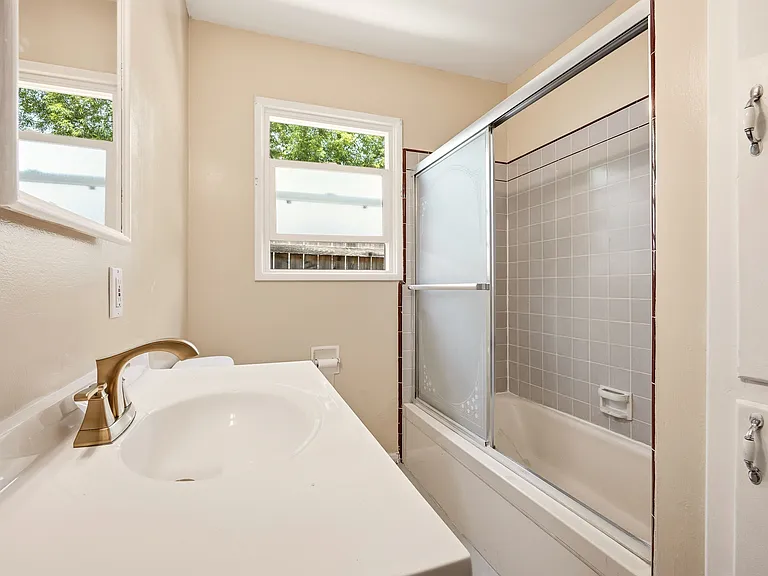 327 1/2 S Lincoln Pl — Photo 12