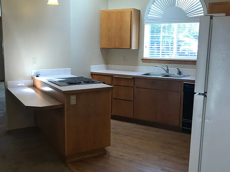 1728 NE Mark Ct — Photo 3