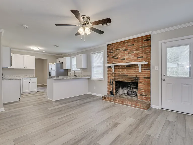 250 Almon Ct — Photo 2