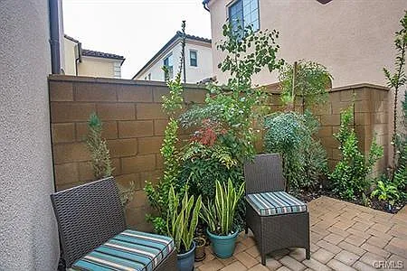 72 Painted Trellis — Photo 14