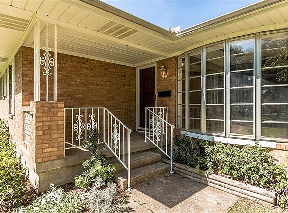 3rd image of 2121 Lansdowne Dr