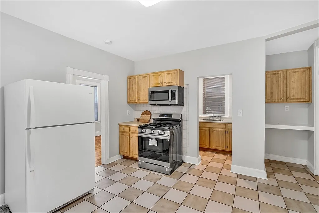 3 bed, 1.0 bath, 1300 sqft, $2,800 — Photo 2