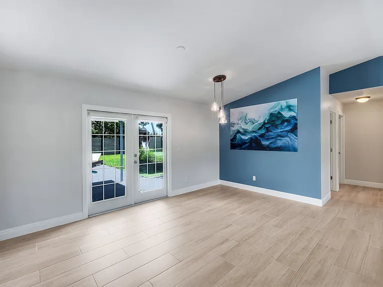 2212 SE 7th St — Photo 9