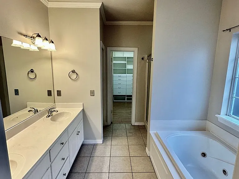 515 N Douglas St W — Photo 16