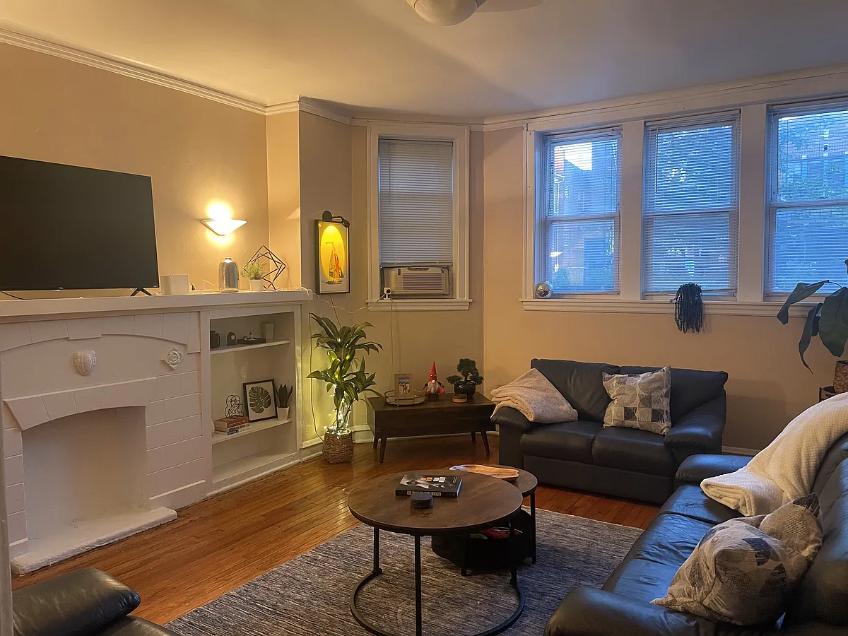 Living Room - 1740 W Albion Ave #4