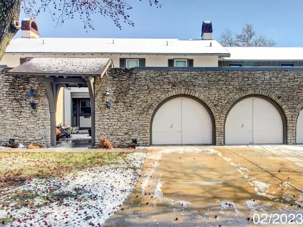 10233 Robinson St, Overland Park, KS 66212