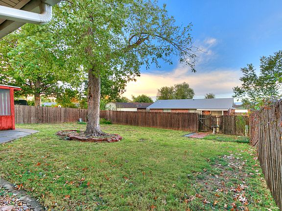 3rd image of 804 Garden Grv
