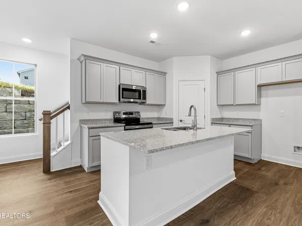1619 Bennett Village Dr, Maryville, TN 37804