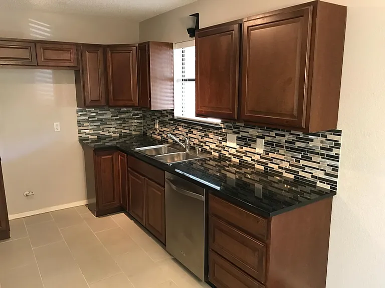 1025 Almond Dr — Photo 6