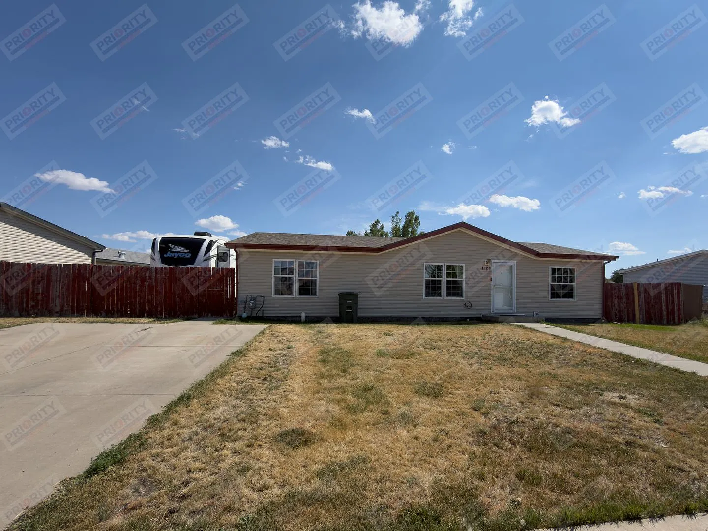 Single family home with huge yard — Photo 1