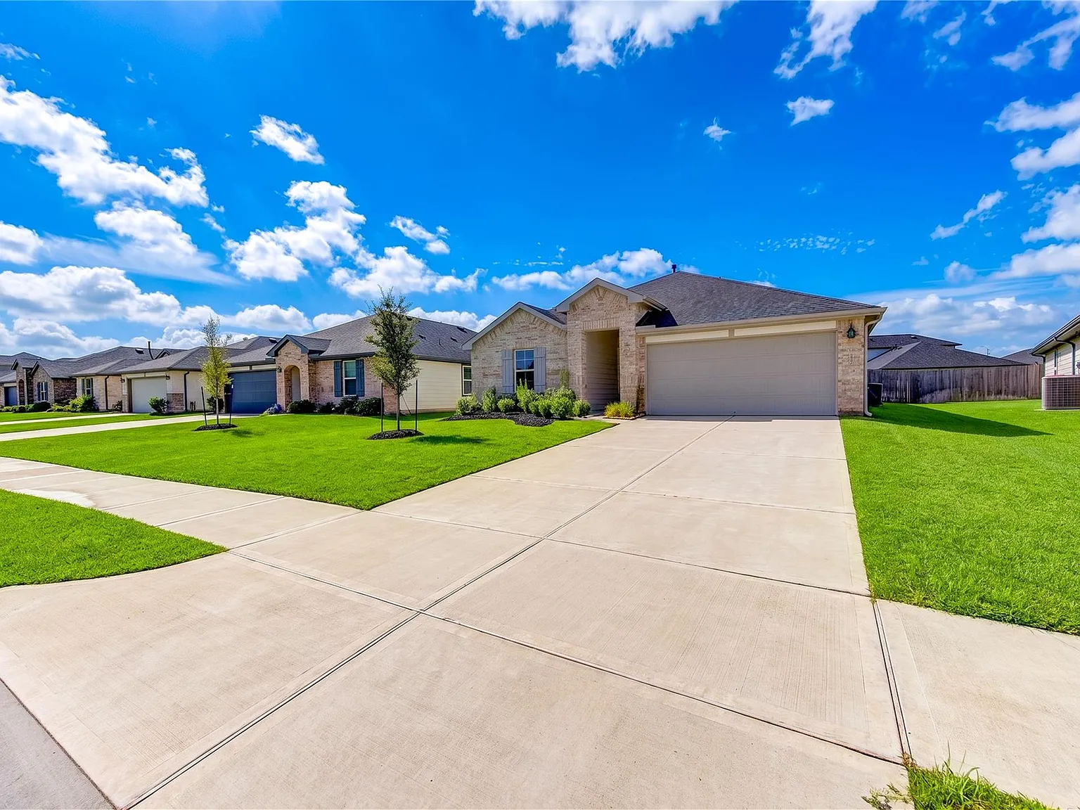 4 bed, 2.0 bath, 2046 sqft, $2,300 — Photo 3