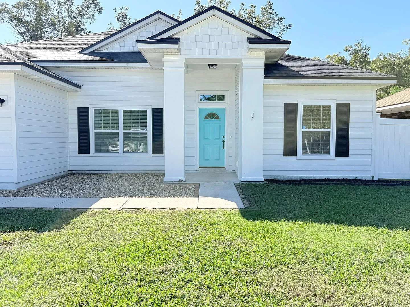 Beautiful 4-Bedroom Home with Stunning Primary Suite & Fully Fenced Backyard! — Photo 4