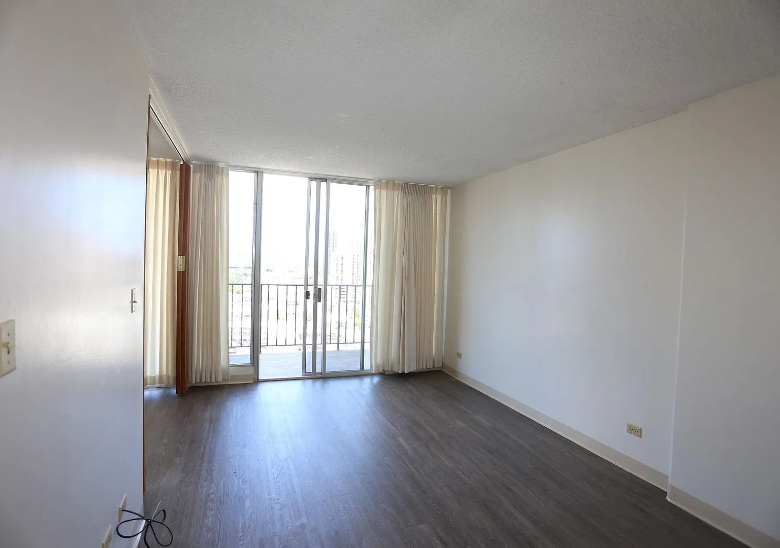 McCully Villa - 1 Bedroom plus Den, 1 Bathroom, 1 Parking - $1,850 — Photo 1