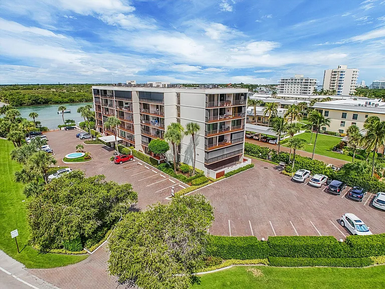 225 Beach Rd #205 — Photo 41