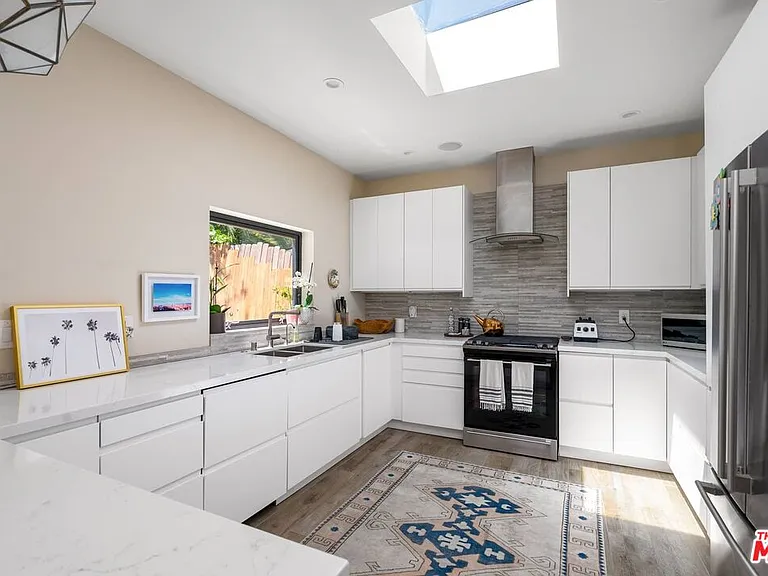 939 N Beverly Glen Blvd — Photo 7