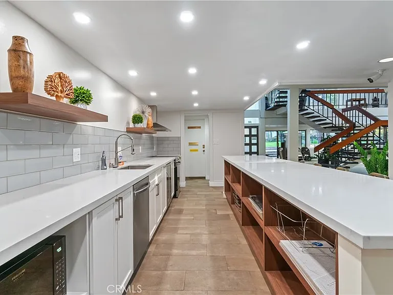 8650 Gulana Ave — Photo 39