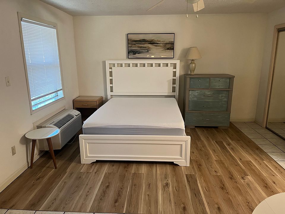 Queen size bed and beautiful dresser