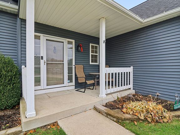 2nd image of 220 S Glenbrook Trl