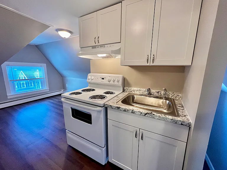 Kitchen area with Eat-In
