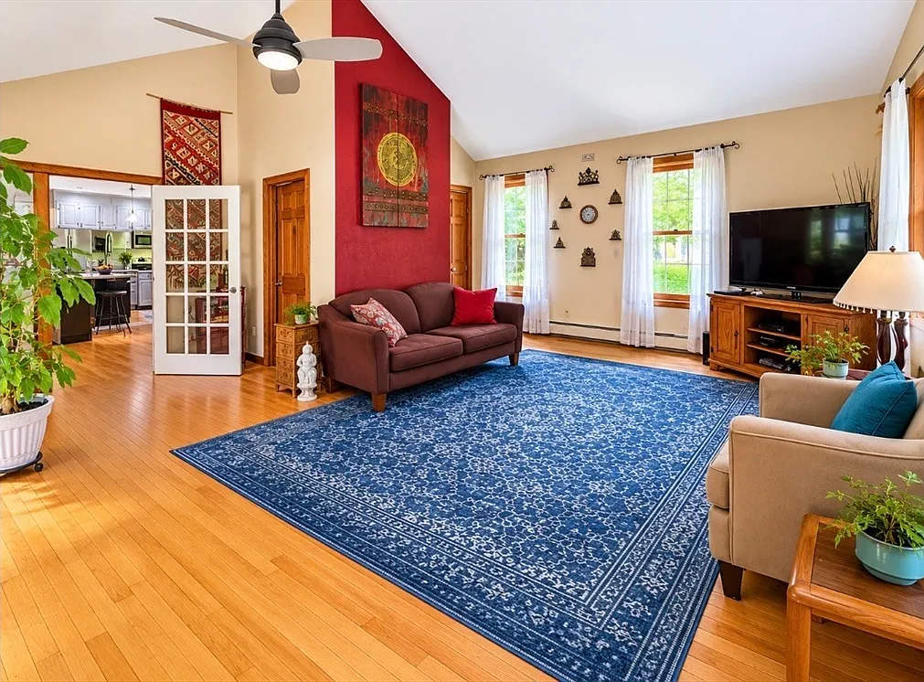 3 bed, 2.0 bath, 2221 sqft, $4,200 — Photo 3