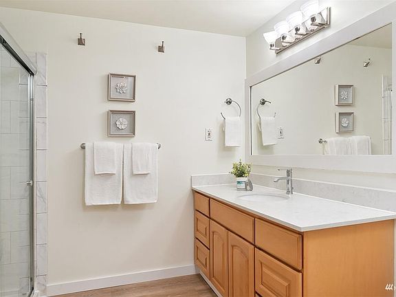 Fully remodeled bath (in the hallway, could be used by all tenants)