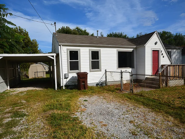 704 S Forest Ave — Photo 2