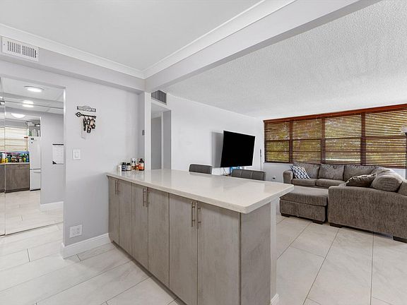 5th image of 2751 Taft Street #403