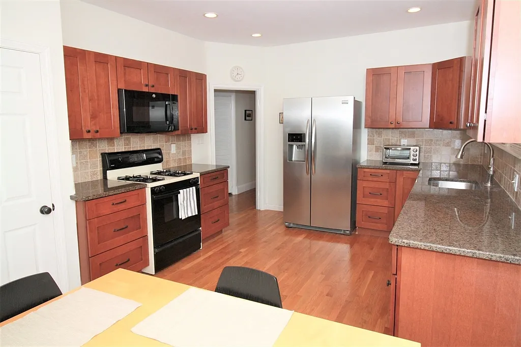 3 bed, 2.0 bath, 1120 sqft, $3,450 — Photo 2