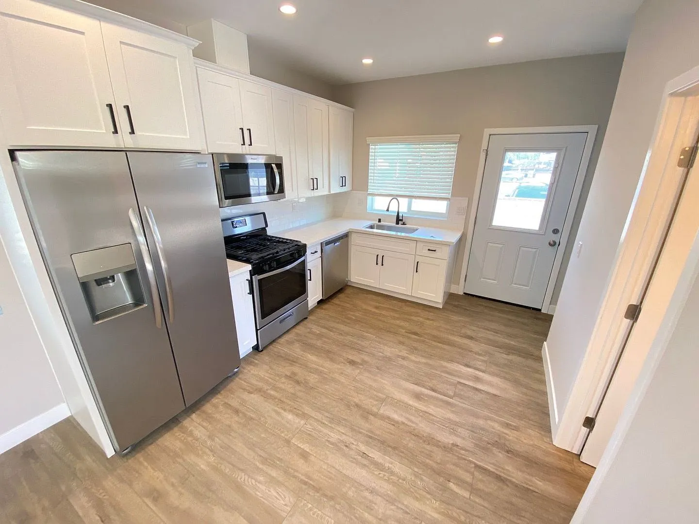 4BD/2BA with designated yard space! — Photo 4