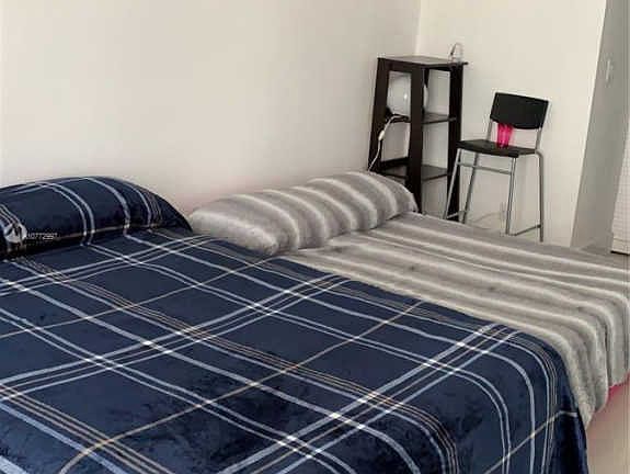 5th image of 100 Bayview Dr APT 915