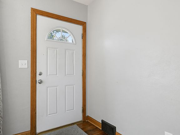 4th image of 244 W 31st St