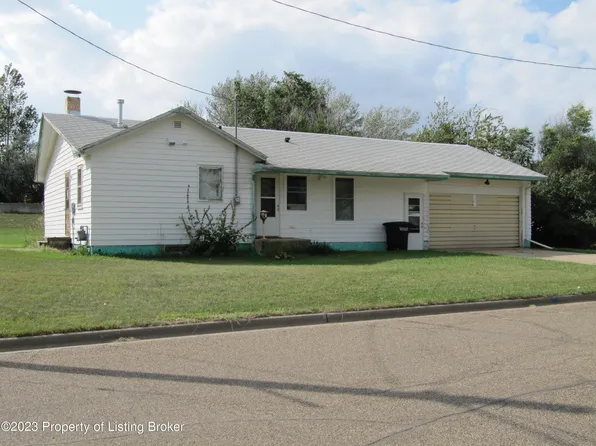 494 3rd St SE, Beach, ND 58621