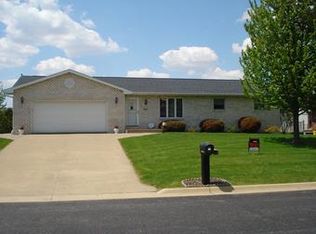 565 Maple Ridge St, Peosta, IA 52068
