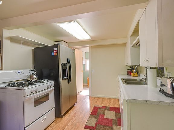4th image of 719 Washington St