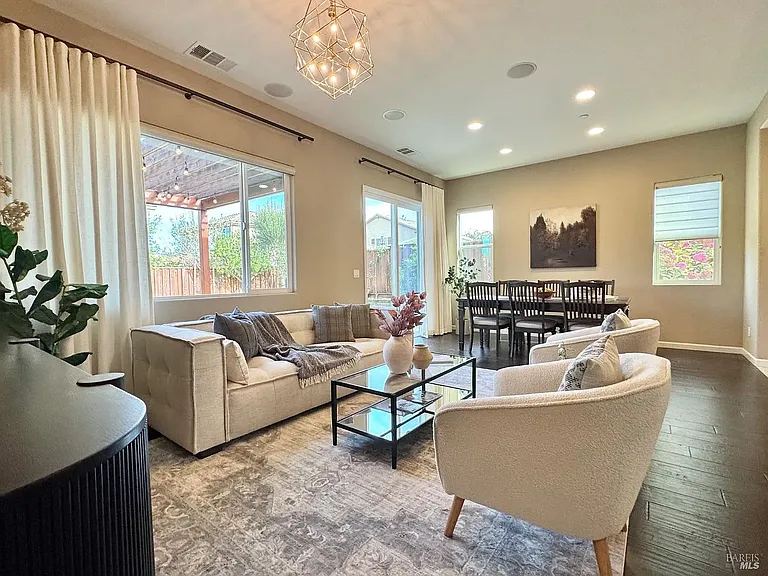 874 Erin Way — Photo 8