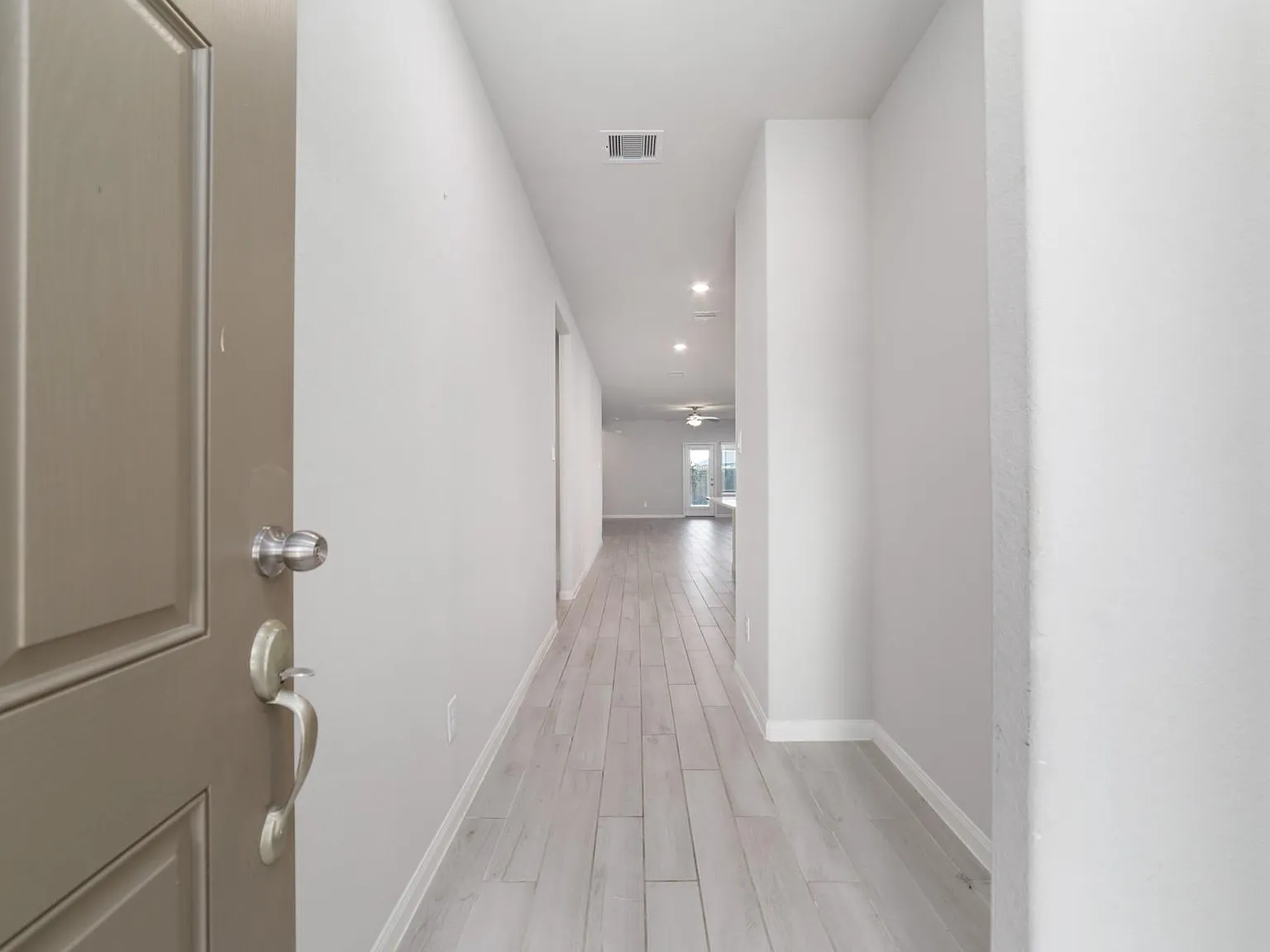 4 bed, 3.0 bath, 2102 sqft, $2,400 — Photo 2